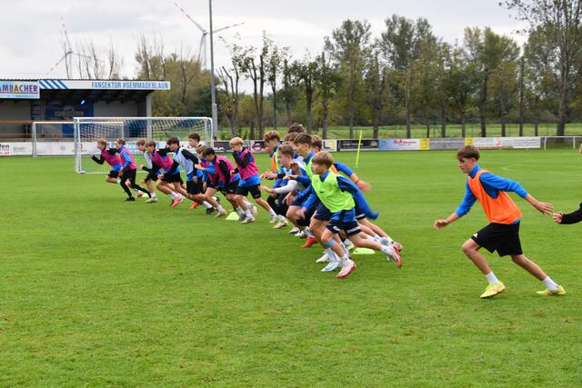 Eineinhalb Stunden durften die jungen Kicker mit dem Teamchef trainieren.  | Foto: Stefan Schneider