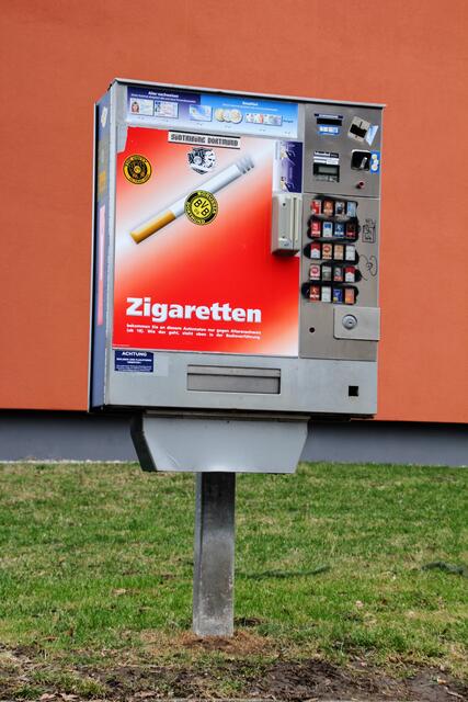 Unbekannte beschädigten mit Flüssigkleber das Zylinderschloss eines Zigarettenautomaten. | Foto: Symbolbild Pixabay