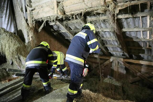 Die Feuerwehren mussten das Heu kontrollieren und auf die Wiese bringen. | Foto: FF/Zeiler