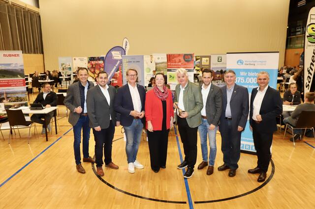 Das siebente Lehrlings-Speed-Dating in der Stadtwerke-Hartberghalle wurde in Anwesenheit zahlreicher Ehrengäste eröffnet. | Foto: Alfred Mayer