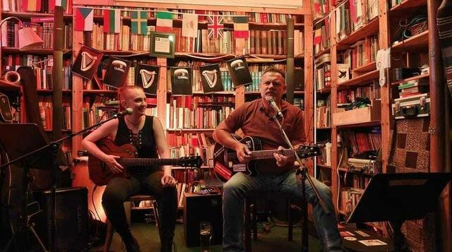 Die Musikerin Izy Riff und Chris Peterka in Albert’s Bücherlager. | Foto: Chris Peterka