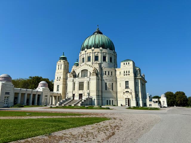 Die Friedhofskirche zum heiligen Karl Borromäus ebnet die beiden Hauptwege. | Foto: Kriechbaum/MeinBezirk