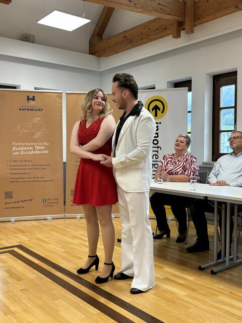 Die beiden Hauptdarsteller Raphael Dietmeier und Sarah Albrecht gaben bei der Pressekonferenz eine kurze Hörprobe. | Foto: Kern