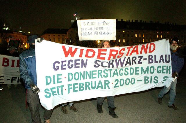 Teilnehmer der Neuauflage der Donnerstagsdemo anlässlich 5 Jahre Schwarz-Blaue Regierung, am 10. Februar 2005 in Wien. (Archiv) | Foto:  Guenter R. Artinger / APA / picturedesk.com