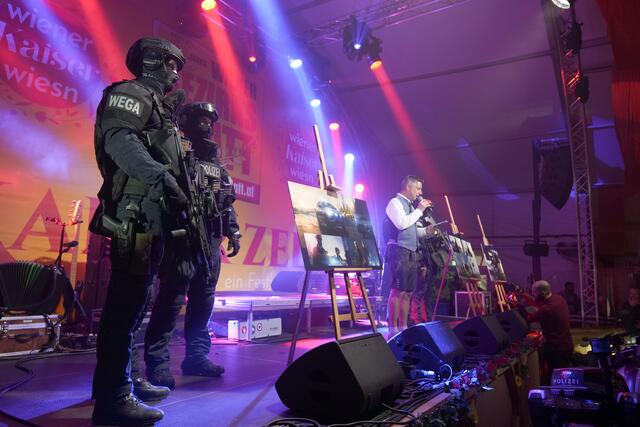 Jedes Quartal des Kalenders wurde bei der Präsentation von einer Einlage der Polizei begleitet. | Foto: M. Spitzauer