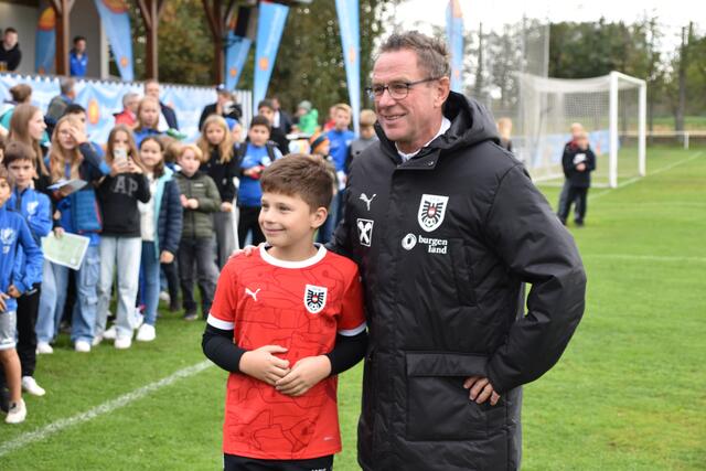 Ein Foto mit dem Teamchef war Pflicht.  | Foto: Stefan Schneider