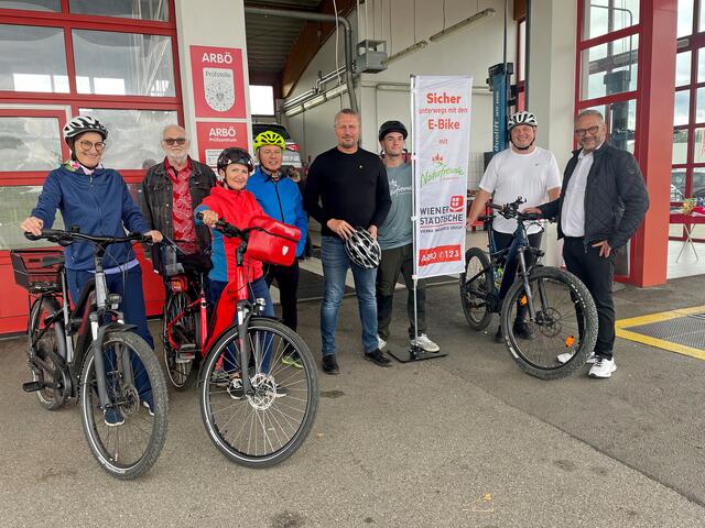 v.l.: Andrea Engelhart, Alfred Seif (ARBÖ-Krems) Elisabeth Meixner, Roman Wohlgemuth (Obmann der ARBÖ Bezirksorganisation Krems), der Kremser Bürgermeister Mag. Peter Molnar, Alessandro Pirkfellner (Naturfreunde), Robert Wisböck, und Martin Wögerer. | Foto: ARBÖ-Krems