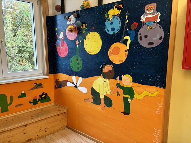 Ein paar Kinder haben die Wand mit einem tollen Bild selbst gestaltet und sich rechts mit ihrem Namen verewigt. | Foto: Schrofner