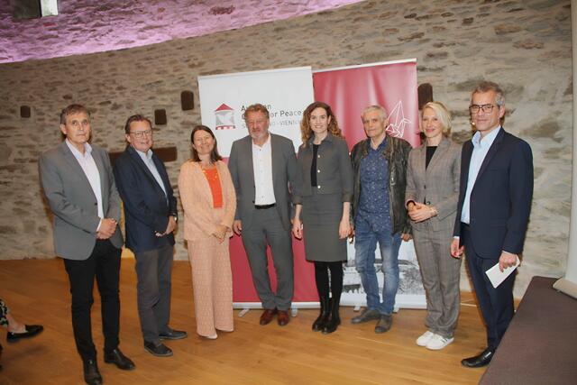 6. Friedenssymposium auf Burg Schlaining mit Klaus Novak, Präsident Norbert Darabos, Rektorin Sabine Weisz, Bildungsdirektor Alfred Lehner, Judith Kohlenberger, Christian Reumann, Organisatorin vom Austrian Centre for Peace Ursula Gamauf-Eberhard und Moderator Martin Ganster.