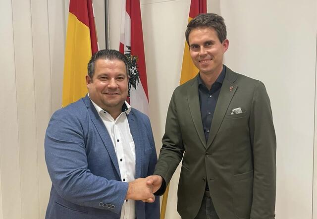 Der neugewählte Vizebürgermeister Patrick Kainz (links) nahm die Glückwünsche von David Venus entgegen, dem er bei der Bürgermeisterwahl unterlegen war. | Foto: ÖVP