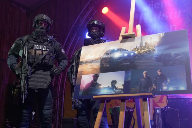 Die wohl am schwersten bewachte Kalenderseite Wiens: Die Polizei präsentierte die neue Auflage des Polizeikalenders. | Foto: M. Spitzauer