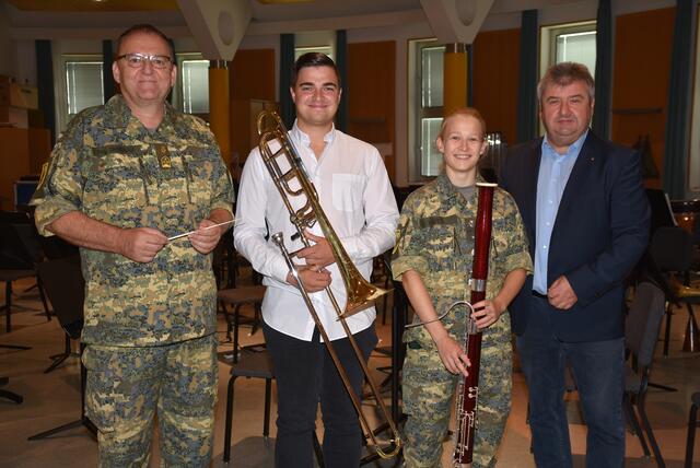Militärkapellmeister von Niederösterreich Oberst Adolf Obendrauf, Jonas Gassner (ehemaliger Militärmusiker in NÖ) aus Waldhausen, Militärmusikerin aus dem Mühlviertel Theresa Hartl, Musikschuldirektor Wolfgang Rosenthaler, Gesamtleitung. | Foto: Robert Zinterhof