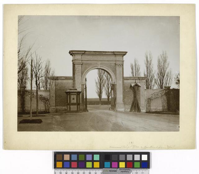 Eines der Tore des Zentralfriedhofs um 1880. | Foto: Josef Mutterer