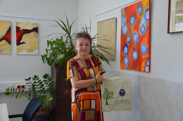 Die Bürgermeisterin der Gemeinde Bernstein,
Renate Habetler, freut sich über die Nominierung der Burg Bernstein. | Foto: Anika Paul