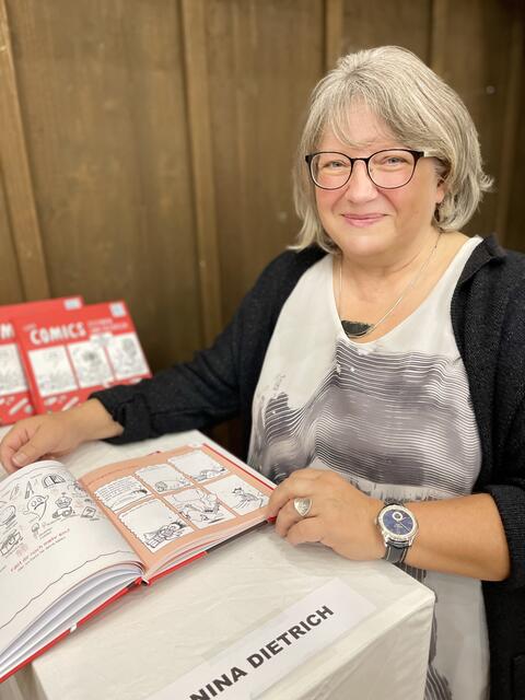 Alexandra Vierlinger, Kunstraum Valentinum, mit einem Comic-Buch von Nina Dietrich | Foto: Josef Goldhofer