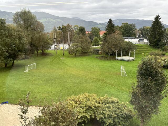 Tolle Aussicht von der Bärenhöhle auf den weitläufigen Park der Insel - mit Fußballfeld, Klettergarten, Hügel und viel Platz zum Herumtollen. | Foto: Schrofner