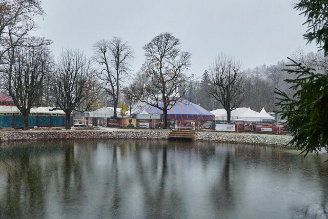 Bunte Zirkuszelte im Volksgarten beim Winterfest.  | Foto: Magdalena Lepka