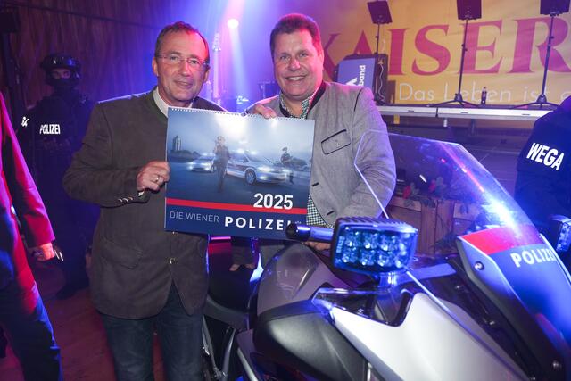 Landespolizeipräsident Gerhard Pürstl und Bundespolizeidirektor Michael Takacs lobten den Einsatz für Bürger und Kalender.  | Foto: M. Spitzauer
