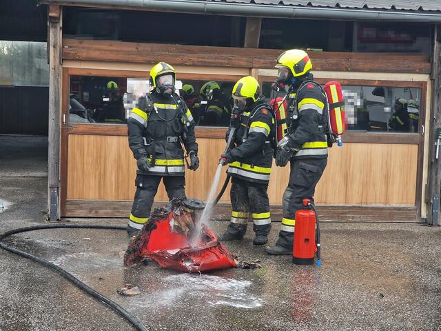 Die Einsatzkräfte löschten den Brand. | Foto: DOKU-NÖ