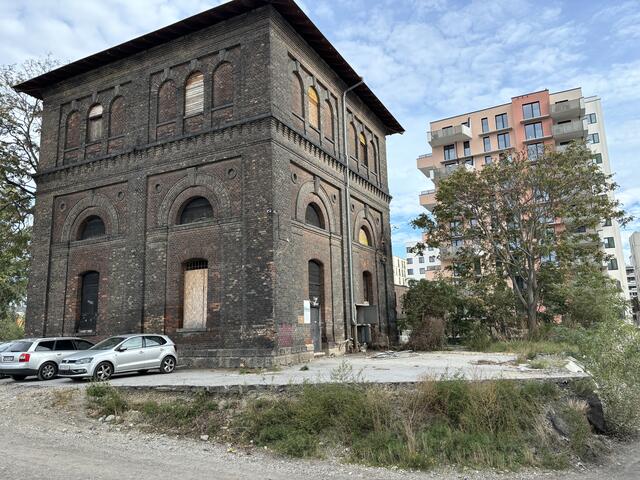 Noch steht der historische Wasserturm leer und ist von einer Baustelle umgeben. | Foto: Nieschalk/MeinBezirk