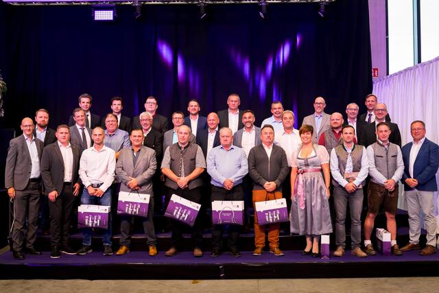 25-jähriges Jubiläum bei Welser Profile: Franz Berger, Johann Berger, Markus Biber, Martin Bogenreither, Christian Dirnberger, Gerhard Fahrenberger, Gerhard Gruber, Mario Gugler, Ing. Andreas Haselsteiner, Alois Heim, Karl Illetschko, Gerhard Jordan, Günter Kiermaier, Ignaz Latschbacher, Karina Moro, Dorin Pantea, Edwin Pfisterer, Manfred Pronegg, Reinhard Prosini-Motl, Manfred Raab, Gerald Schneckenleitner, Martin Stadler, Michael Tazreiter, Bernhard Tiefenbacher und Günther Zellhofer
 | Foto: Welser Profile GmbH