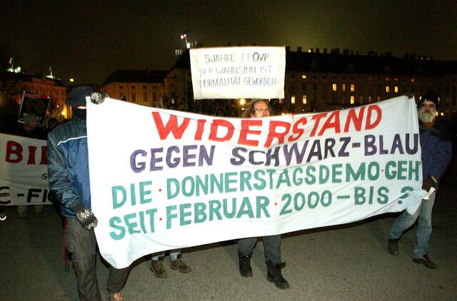 Teilnehmer der Neuauflage der Donnerstagsdemo anlässlich 5 Jahre Schwarz-Blaue Regierung, am 10. Februar 2005 in Wien. (Archiv) | Foto:  Guenter R. Artinger / APA / picturedesk.com