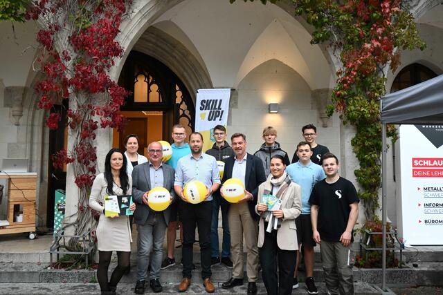 Im neuem Skill up! Design fand die neunte Auflage des Karriere Clubbings im Schloss Rothschild in Waidhofen an der Ybbs statt: Doris Sommer (Schloss Rothschild), Sabine Brandner (Vorstand Mein Lehrbetrieb), Bürgermeister Gerhard Lueger (Ybbsitz), Obmann "Mein Lehrbetrieb" Markus Felber, Eisenstraße-Obmann Bürgermeister Werner Krammer (Waidhofen an der Ybbs), Birgit Delfauro (Schloss Rothschild) und Lehrlinge aus den Betrieben freuten sich über die vielen interessierten Besucherinnen und Besucher
 | Foto: eisenstrasse.info