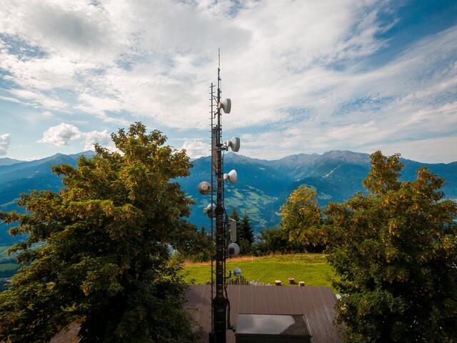 Notstromversorgte Funkmasten wie auf der Hinterhornalm finden sich in ganz Tirol. Durch sie ist die Alarmierung von Einsatzkräften aber auch der Digitalfunk auch bei Stromausfällen gewährleistet. | Foto: © Land Tirol/Christanell