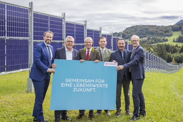 Salzburg AG-Vorstandssprecher Michael Baminger, Landesrat Josef Schwaiger, Salzburg AG-Aufsichtsratsvorsitzender Landeshauptmann Wilfried Haslauer, Bürgermeister Robert Bimminger, Landesrat Martin Zauner und Vorstand Herwig Struber (v.l.) | Foto: Salzburg AG/Leo