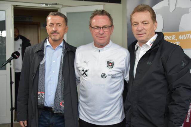 (v.l.) BFV-Präsident Georg Pangl, Teamchef Ralf Rangnick und BFV-Vizepräsident Robert Wieger.  | Foto: Stefan Schneider