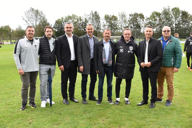 (v.l.) Obmann-Stellvertreter Josef Bauer, Obmann Andreas Hess, Landesrat Heinrich Dorner, Bürgermeister Martin Radatz, BFV-Präsident Georg Pangl, Teamchef Ralf Rangnick, Landtagspräsident Robert Hergovich und Vizebürgermeister Horst Blümel. | Foto: Stefan Schneider