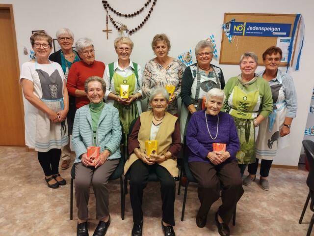Der Vorstand gratulierte:
Schubert Erna , Krenbek Maria , Fenböck Erna ,
Böttger Hedi.Schinerl Anni und Gärber Irmgard | Foto: Gertrude Hofstetter