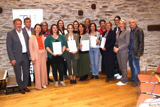 Die Elementarpädagoginnen des Kindergartens Schlaining Michaela Divosch, Leiterin (Hinten Mi.), und ihre Kollegin Nadine Wagner (Vorne 3. von Li.), die auch Trainerin beim Basketballverein „Getsgo“ ist, haben den Lehrgang durch ihre engagierte Teilnahme positiv beeinflusst.