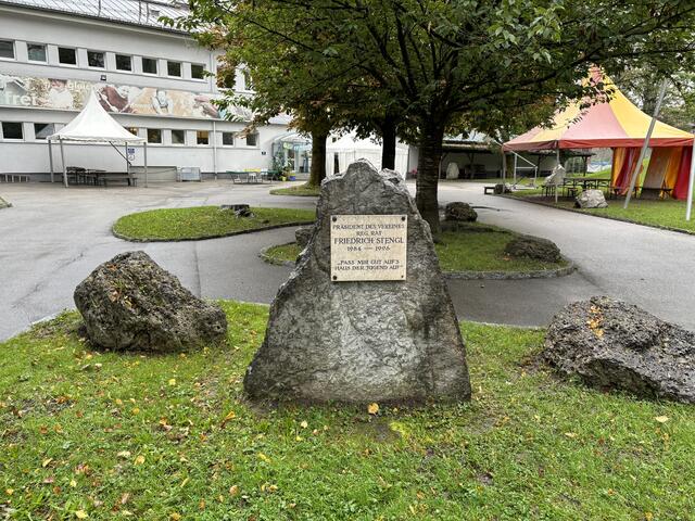 Das Gelände der Insel ist sehr wietläufig, über 1,5 Hektar groß. Beim Eingang geht jeder an der Erinnerungstafel des ehemaligen Präsidenten des Vereins "Guter Nachbar", Friedrich Stengl, vorbei. | Foto: Schrofner