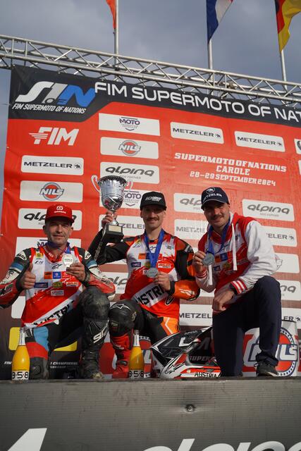 Rudi Bauer (l.) mit seinen Teamkollegen  Lukas Höllbacher  und Andreas Buschberger bei der Siegerehrung. | Foto: Nicky Reimer/Mathias Schmid