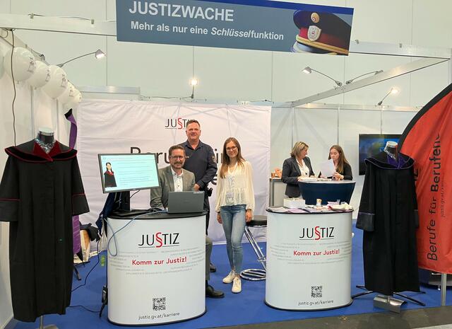 Staatsanwaltschaft, Gericht und Strafvollzug: (V. l.): Christian Hubmer, Leiter der Staatsanwaltschaft Wels, Michael Reder vom Ausbildungszentrum der Justizanstalt Linz und Richteramtsanwärterin Katharina Herzog informieren über die vielfältigen Tätigkeiten und Berufsbilder in der Österreichischen Justiz. | Foto: Oberstaatsanwaltschaft Linz/Jung