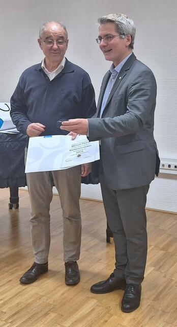 Michael Pittrof (l.) nimmt die Auszeichnung von Harald Wurmsdobler entgegen. | Foto: David-Chor