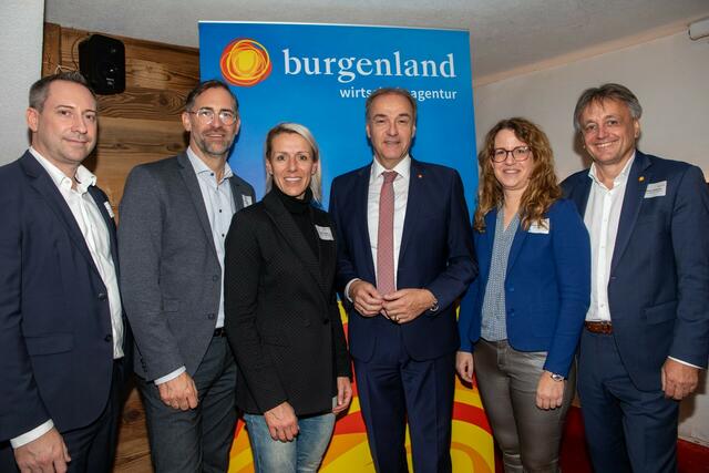Landesrat Dr. Leonhard Schneemann und Wirtschaftsagentur Burgenland-Geschäftsführer Mag. Michael Gerbavsits führten viele interessante Gespräche mit Unternehmensvertreterinnen und Unternehmensvertreter beim Wirtschaftsstammtisch im Weinwirtshaus in Klingenbach. | Foto: Landesmedienservice Burgenland