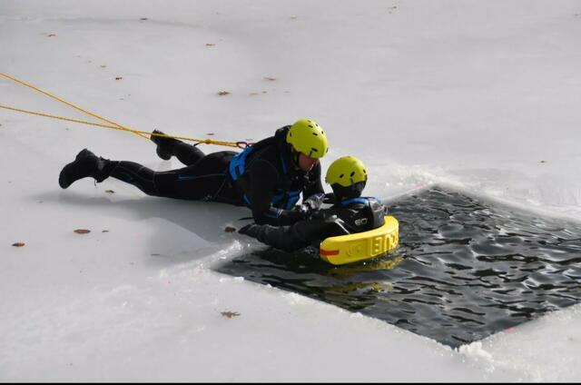 Dieses Jahr wurden für die Bundesorganisation des Samariterbundes Eis- und Fließwasserretter in Zell am See ausgebildet.  | Foto: ASBÖ Wasserrettung Zell am See