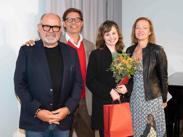 August Schmölzer, Lukas Zeinler und Daniela Majer gratulierten der Preisträgerin Irene Diwiak (3.vl.). | Foto: Michael Sticher, fotografist.at
