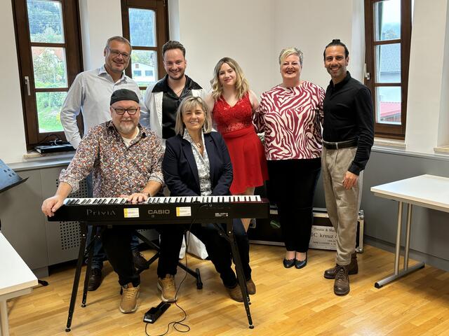 Die Vorfreude ist riesig: Arnold Zand, Mathias Köck, Raphael Dietmeier, Andrea Kammerhofer, Hannah Albrecht, Connie Köck und Danilo Campisi. | Foto: Kern