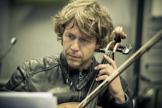 Der Gründer des Musikfestivals haus.kultur Erich Oskar Huetter tritt in einen musikalischen Austausch mit Jörg Zwicker. | Foto: Jungwirth