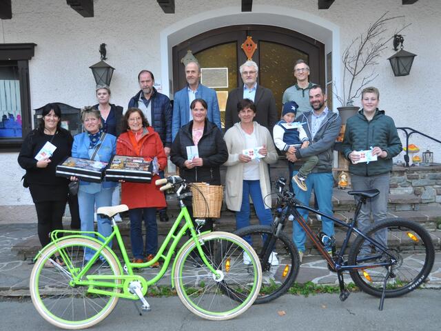 Die glücklichen Gewinner und Gewinnerinnen der Kirchdorfer Radtage mit den Gratulanten