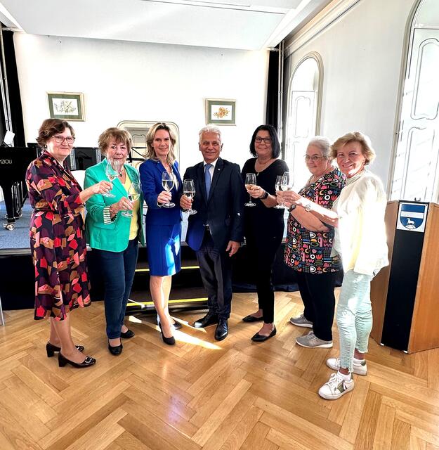 Maria Enzersdorfs Bürgermeister Johann Zeiner feierte am 26. September seinen 70. Geburtstag. Die Jubiläumsfeier fand zufällig genau an diesem Tag statt und so konnten ihm Gemeinderätin Christine Auer, Gemeinderätin Rosa Swirak, Vizebürgermeisterin Michaela Haidvogel, Gemeinderätin Ingrid Bresich, GfGemeinderätin Anneliese Mlynek und Gemeinderätin Eva Morawetz (v.l.) zu diesem besonderen Jubiläum gratulieren.