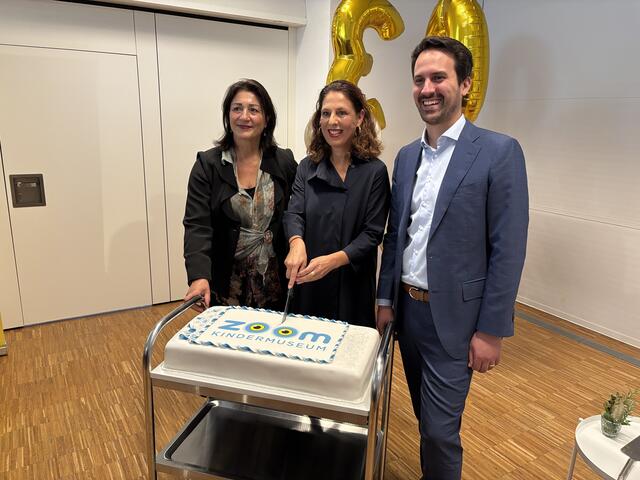 Natürlich gab es zum 30. Geburtstag auch eine Torte, die von Veronica Kaup-Hasler (SPÖ), Andrea Zsutty und Christoph Wiederkehr (Neos, v. l.) angeschnitten wurde.  | Foto: Andreas Pölzl/MeinBezirk