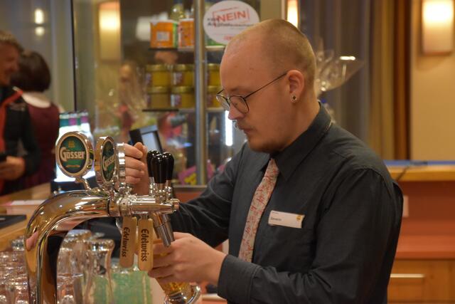 Jufa Mitarbeiter Severin beim Bierzapfen | Foto: RegionalMedien Salzburg