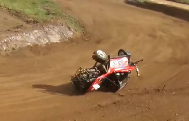 Ein Videoausschnitt von Moritz Winningers Unfall – der Buggy landete auf dem Dach.  | Foto: Winninger