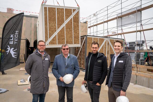 24 Wohnungen innerhalb von vier Tagen: Lukas Schermann (Geschäftsführer bei ELK TECH), Harald Piritsch (Bürgermeister Steinhaus bei Wels), Alexander Sommer-Fein (Managing Partner bei LZH Group), Stefan Anderl (Geschäftsführer bei ELK TECH). | Foto: Berlinger