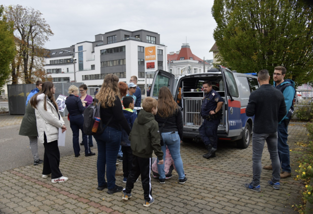 Der Diensthundeführer der LPD NÖ erklärt den Kindern das Verhalten bei der Begegnung mit einem Hund. | Foto: FELSENSTEIN Günter (LPD NÖ)