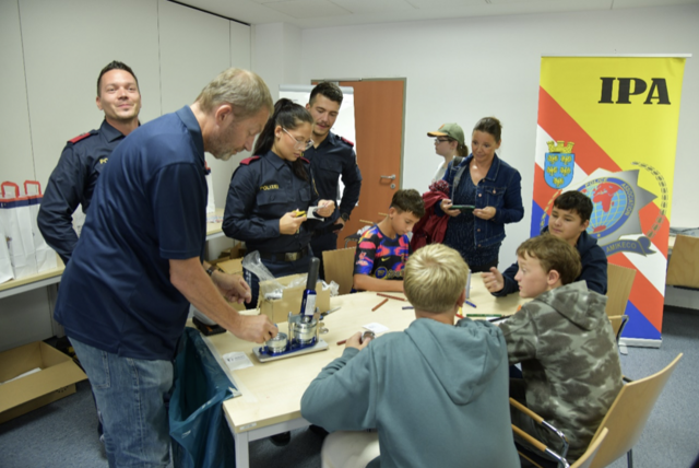 Roland Hanifl, der Landessekretär der Landesgruppe NÖ der IPA überhäuft die Kinder mit kleinen Geschenken und hilft ihnen beim Anfertigen von Buttons, die sie stolz mit nach Hause nehmen konnten | Foto: FELSENSTEIN Günter (LPD NÖ)